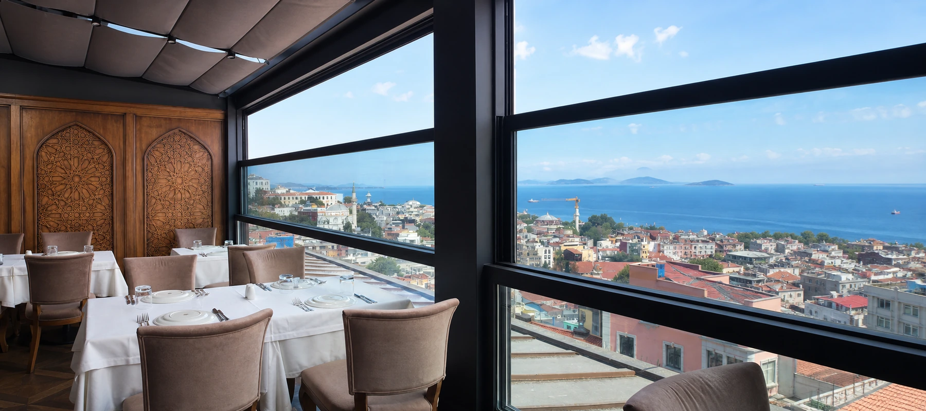 Restoran cephesinde motorlu giyotin cam uygulaması – Teralis projesi